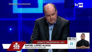 Rafael López Aliaga se apoya en sus apuntes para hablar sobre seguridad ciudadana