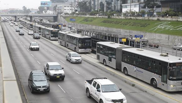 Los buses del Metropolitano han tenido que desviar su recorrido debido a la marcha desarrollada en el Cercado de Lima. (Foto: Mario Zapata/GEC)