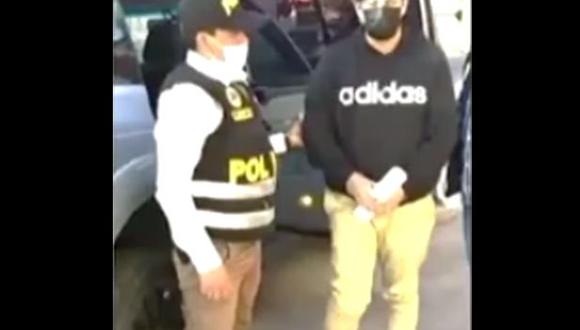 El efectivo policial se encontraba a bordo de un automóvil cuando fue detenido. (Captura América Noticias)