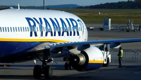 Un avión de Ryanair se estaciona en la pista del aeropuerto de Frankfurt-Hahn durante una huelga de pilotos de Ryanair y de la tripulación de cabina en Hahn, cerca de Frankfurt. (Foto: Reuters)