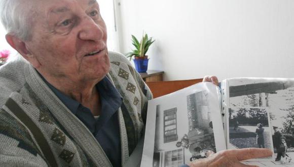 Rochus Misch mostrando una foto de Adolf Hitler en 2005. (AP)