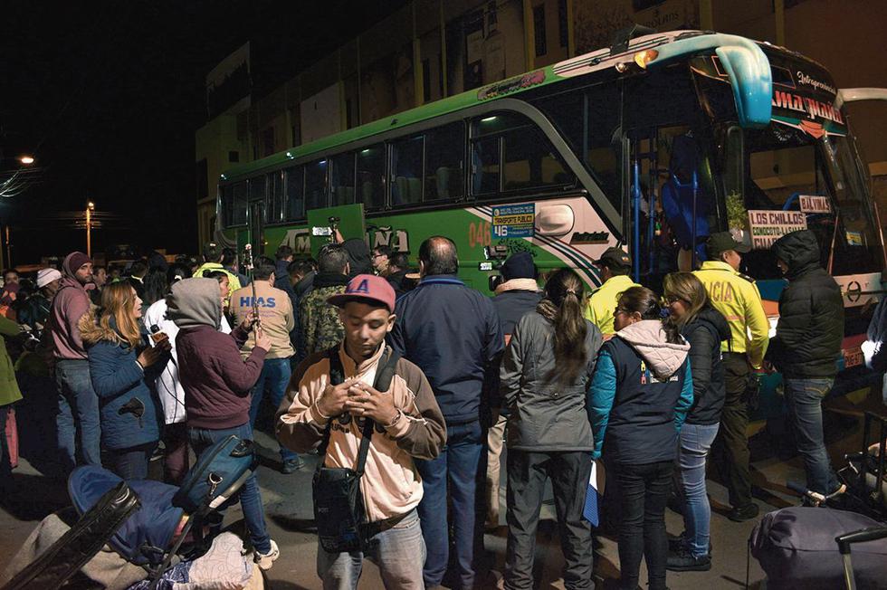 Masivo. Unos 40 buses llegaron de Ecuador a la zona de frontera. (EFE)