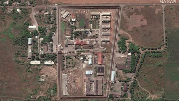 Esta imagen satelital del folleto cortesía de Maxar Technologies publicada el 30 de julio de 2022 muestra la prisión de Olenivka en la región de Donetsk de Ucrania el 27 de julio de 2022. (Foto de varias fuentes / AFP)
