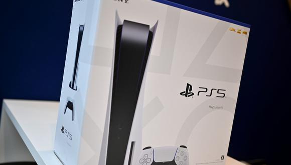 La nueva consola de juegos Sony PlayStation 5 se ve a la venta el primer día de su lanzamiento el 12 de noviembre de 2020. (CHARLY TRIBALLEAU / AFP).