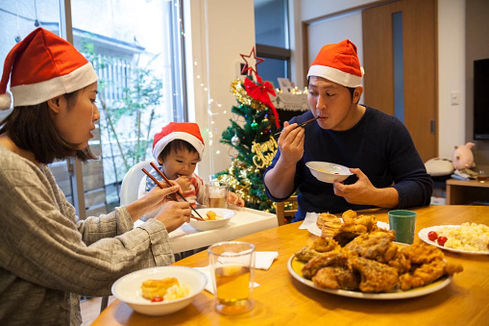 En Japón, celebrar la Navidad todavía es relativamente nuevo. Solo ha sido ampliamente reconocido durante las últimas dos décadas y, por lo general, se lo considera un momento para difundir alegría, o incluso un día de pareja romántica, en lugar de una fiesta religiosa. Muchos piden KFC para la cena de Navidad o hacen una reserva en un restaurante en lugar de cocinar un gran banquete.
