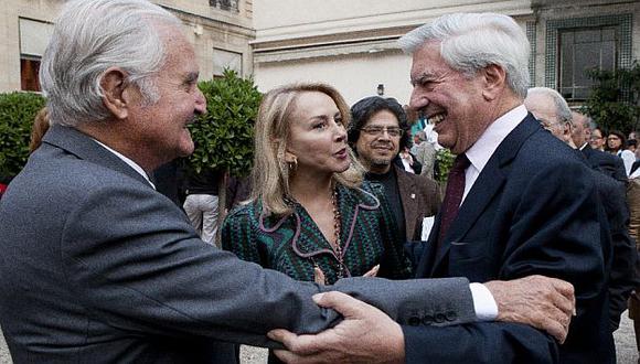 Setiembre de 2010. Carlos Fuentes saluda a Mario Vargas Llosa. (elpais.com)