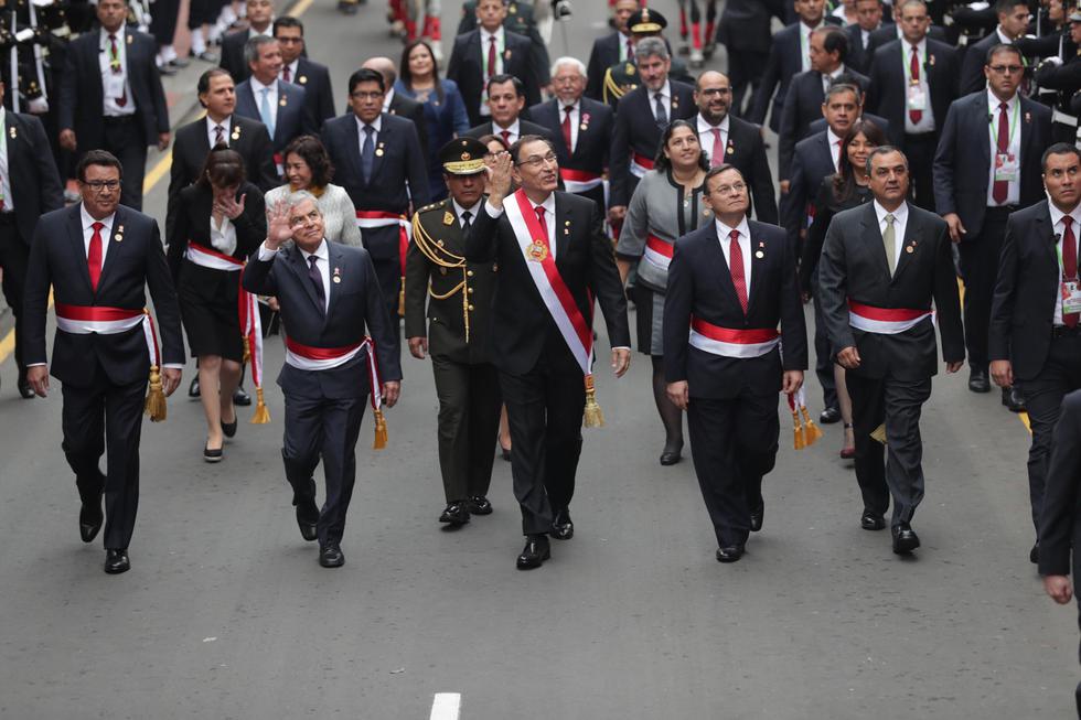 El presidente Martín Vizcarra se trasladó a pie al Congreso de la Republica. (Rafael Cornejo/Perú21)