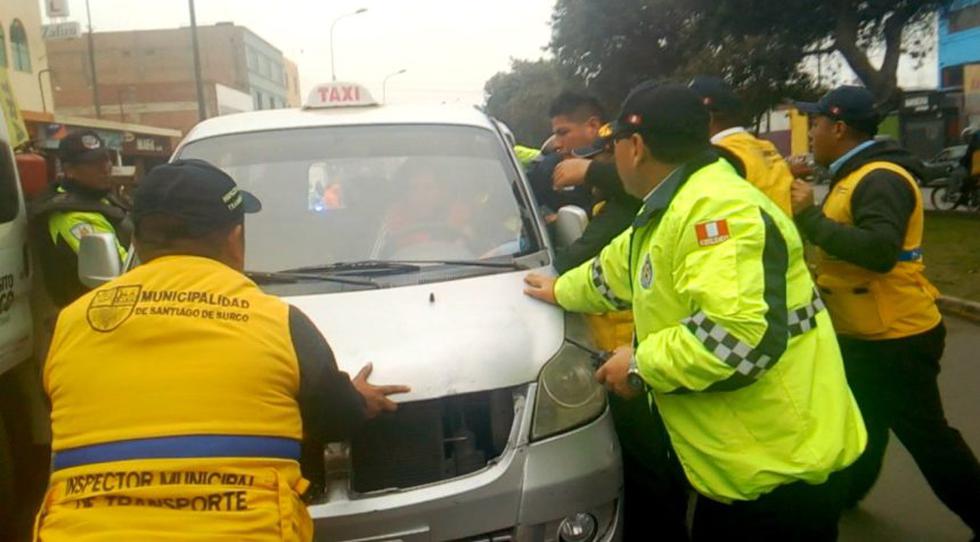El conductor de este taxi, identificado como Ántero Leudovico Medina Espinal, intentó atropellar a los inspectores de la Municipalidad de Surco. (Foto: Municipalidad de Surco)