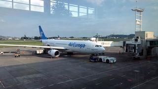 Un vuelo de repatriación con 300 europeos rumbo a París queda varado en Guayaquil 