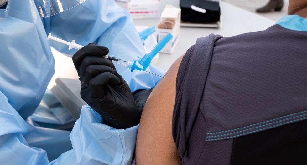 Imagen referencial. El personal sanitario administra la vacuna Pfizer-BioNTech contra la enfermedad por coronavirus (COVID-19) a un ciudadano, el 17 de diciembre de 2020. (EFE/EPA/DAVID ODISHO).