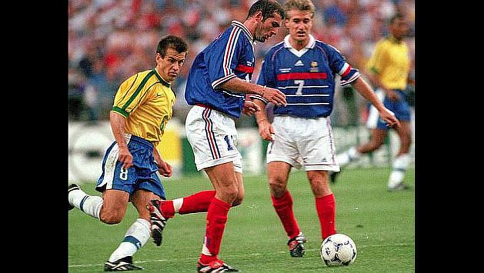 En Francia, se encontraba Zinedine Zidane quien se enfrentó en varias oportunidades contra el volante brasileño, Dunga. (GETTY)