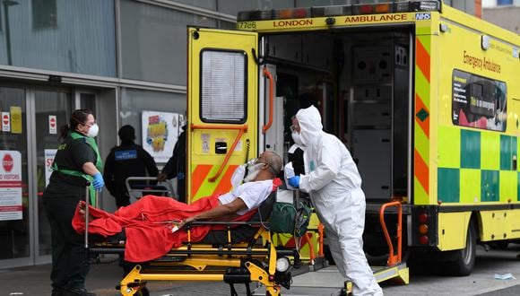 Los paramédicos llevan a un paciente de una ambulancia al Royal London Hospital en el este de Londres el 21 de enero de 2021. (Foto: DANIEL LEAL-OLIVAS / AFP)