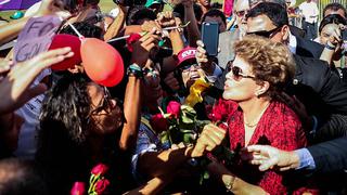Brasil: Dilma Rousseff dejó residencia presidencial con 'baño de popularidad' [Fotos]