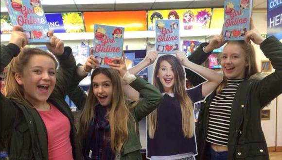 Fanáticas de Zoella junto a un póster de ella. (@nimbobs)