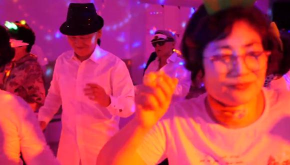 Los adultos mayores en Corea del Sur bailan, gozan y se curan al ritmo de la música. (Foto: BBC News en YouTube)