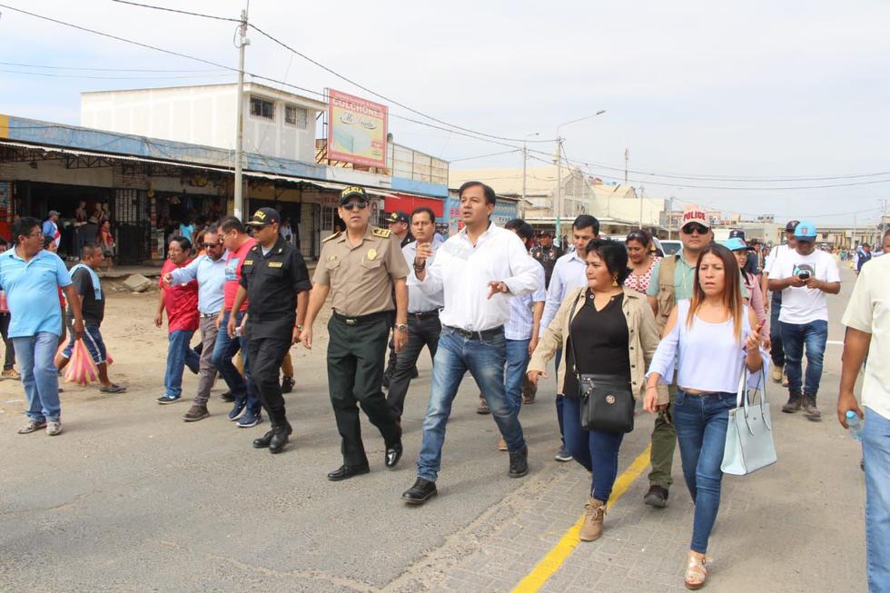El burgomaestre de Piura, Juan José Díaz, recorrió las vías desocupadas el jueves. (Foto: Johnny Obregón/Perú21)