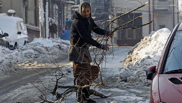 Una mujer en Bucarest busca leña para combatir el intenso frío. (Reuters)