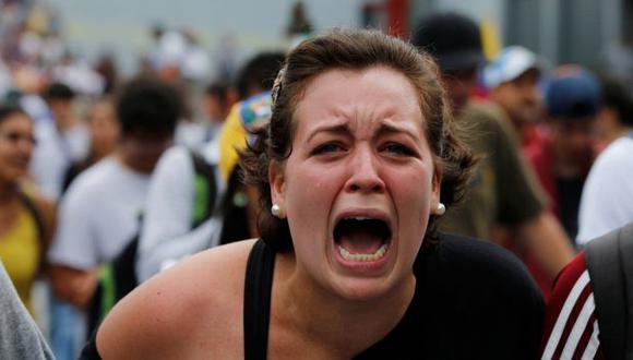 Venezolana llora durante manifestación por la situación que vive su país. (AP)