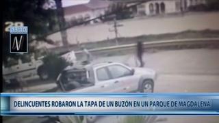 Cámaras de seguridad captan robo de la tapa de un buzón en Magdalena | VIDEO