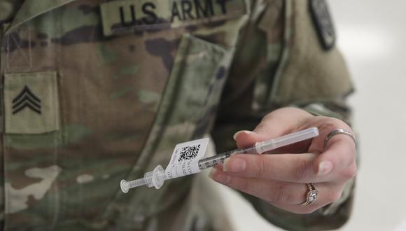 La sargento Julia Benson de la Guardia Nacional del Ejército de Illinois sostiene una vacuna Pfizer Covid-19. (Foto: KAMIL KRZACZYNSKI / AFP)