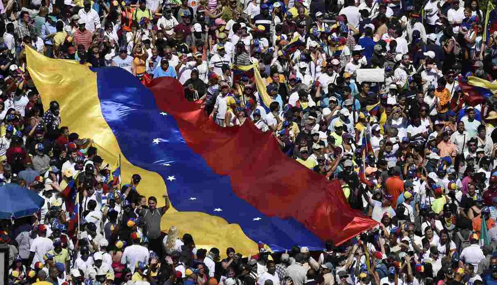 Los opositores, que se concentran frente a la sede de la UE en el este de Caracas, marchan en apoyo al ultimátum que le dieron Francia, España, Alemania, Reino Unido, Portugal y Holanda a Maduro. (Foto: AFP)