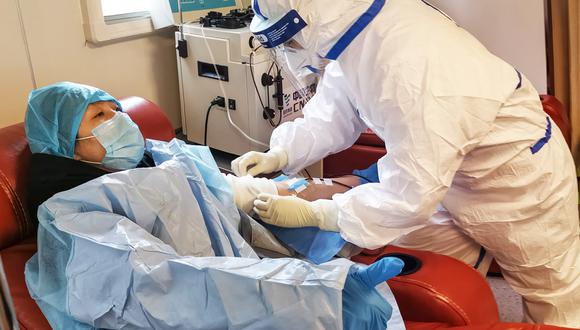 Junto a los evacuados se encuentran los tres médicos que los acompañaron en el vuelo desde Wuhan, donde estalló el brote de COVID-19, la enfermedad que provoca el nuevo coronavirus y que ha causado en China más de 2.912 muertes. (Foto referencial: AFP)