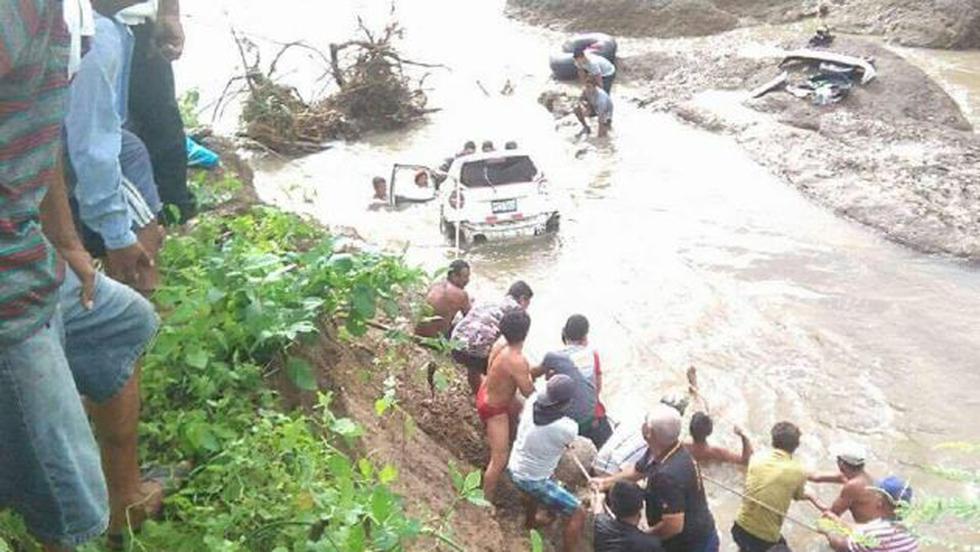 Auto fue arrastrado por la corriente de la quebrada Linderos del Ala, en Morropón. (Carlos Aguilar)