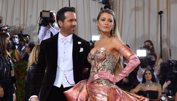 Los actores Blake Lively y Ryan Reynolds en la alfombra roja del MET Gala. Lively se presentó en un intrincado vestido Atelier Versace rosa, que complementó el tuxedo de Reynolds. (Foto: ANGELA  WEISS / AFP)