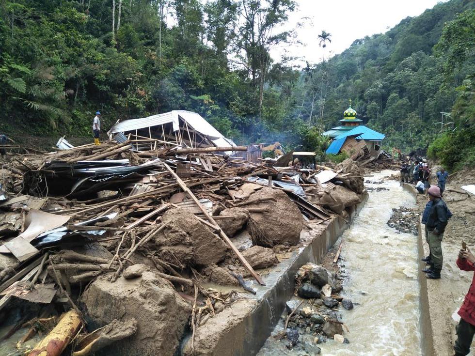 Autoridades confirmaron al menos 22 muertos y 15 desaparecidos por el temporal en Indonesia. | Foto: AFP