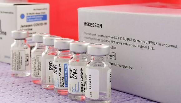 Algunos países europeos suspendieron la aplicación de esta dosis tras los casos adversos de la vacuna del laboratorio Janssen, filial de Johnson & Johnson. (Foto: AFP)