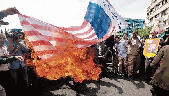 Viernes de ira. Iraníes quemaron banderas, pero también criticaron al mandatario de su país. (AFP)