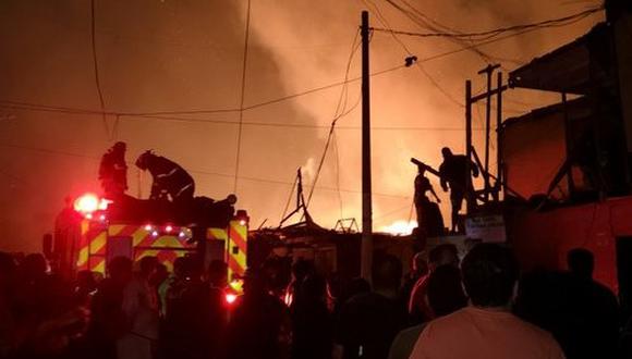 Incendio en el Callao viene consumiendo más de 100 viviendas. (Foto: Jessica Roca)