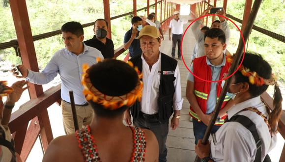 Alexander Peralta al lado del entonces ministro de Transportes, Juan Silva, en foto tomada cuando trabajaba como coordinador de CDT. (Facebook Alexander Peralta)