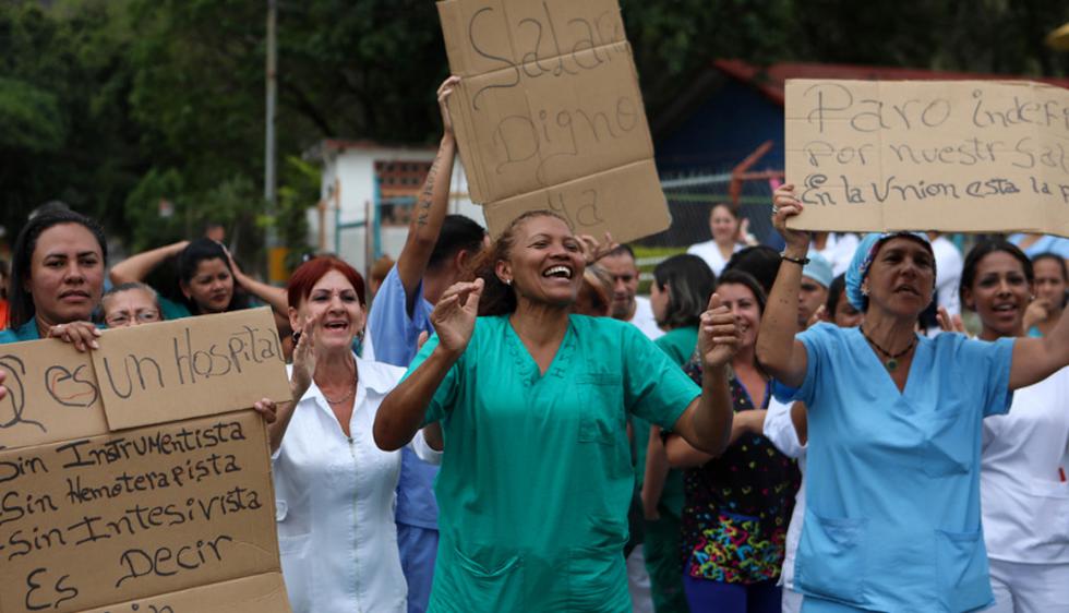Médicos y enfermeras protestan en demanda de mejoras salariales y dotación de materiales de salud. (Foto: EFE)