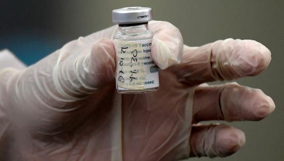 La comunidad científica busca una solución más barata a las vacunas contra el coronavirus que actualmente disponibles. (Foto: AFP)