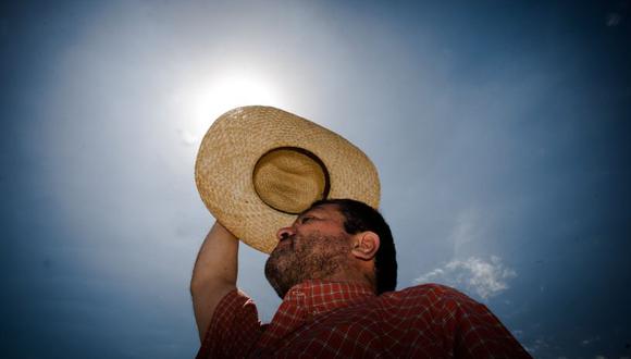 La crema solar y los sombreros de ala ancha son buenas opciones para protegerse del sol. (Foto: Andina)