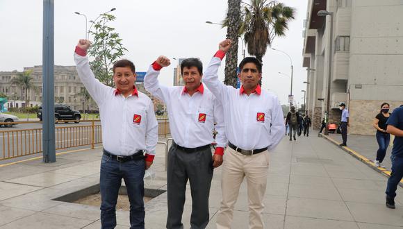Bellido junto a Pedro Castillo y Arturo Cárdenas, en campaña de Perú Libre. (Guido Bellido/Facebook)