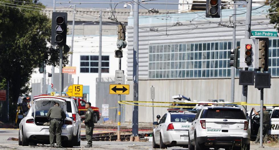 Policía e investigadores en el lugar de un tiroteo en el lugar de trabajo en el patio del tren ligero de la Autoridad de Transporte del Valle de San José en San José, California, Estados Unidos, el 26 de mayo de 2021. (EFE/EPA/JOHN G. MABANGLO).