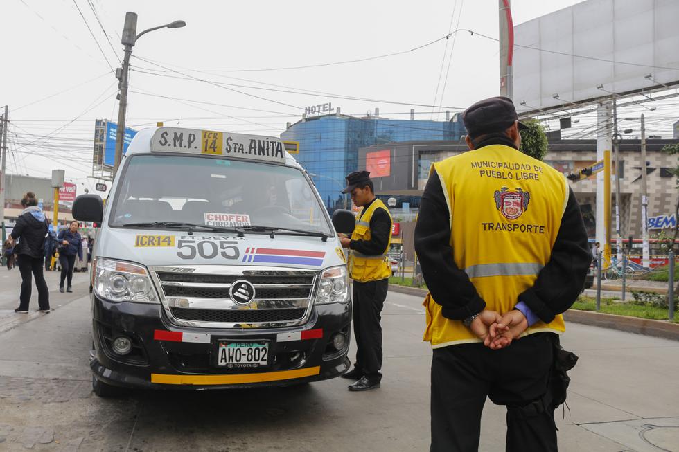 Taxis y microbuses fueron intervenidos tras operativo realizado por la Municipalidad de Pueblo Libre.