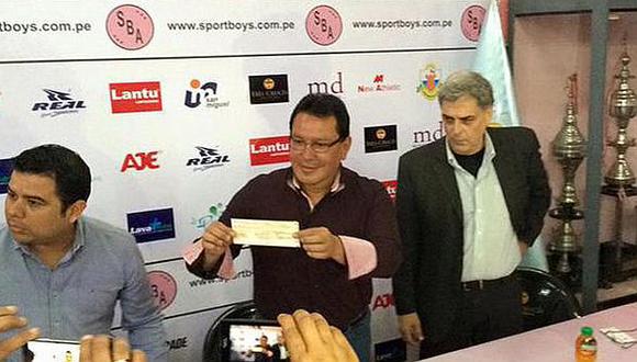 EN LA CANCHA. En el Club Sport Boys, Moreno entregó el cheque. (USI)