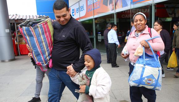 El brazalete busca dar prioridad a mujeres con niños y a las embarazadas. (Foto: AFP)