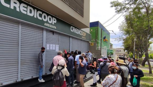 Socios de Credicoop Arequipa se encuentran sorprendidos y preocupados a la espera de una explicación por parte de la agencia. (Foto: GEC)