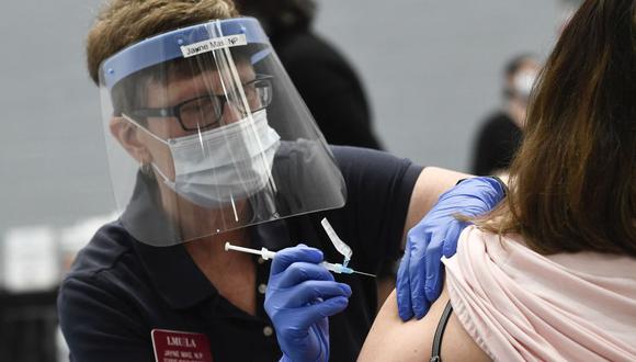 Una enfermera administra una dosis de la vacuna Moderna contra el COVID-19 en Los Ángeles, en Estados Unidos. (Foto: AFP)