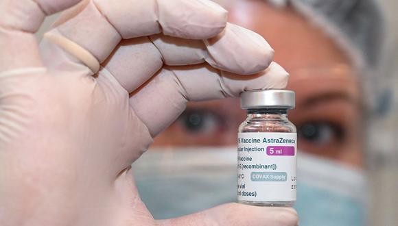"Aplicarse la vacuna del coronavirus no es una carta blanca para ignorar las medidas de salud como el distanciamiento físico y el lavado de manos", advierte la Organización Mundial de la Salud (OMS).  (Foto: Vano SHLAMOV / AFP).
