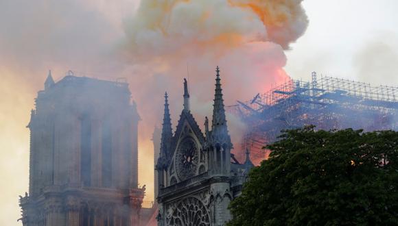 Las llamas y el humo salieron del techo de la catedral de Notre-Dame en París el 15 de abril de 2019. (Foto: AFP)