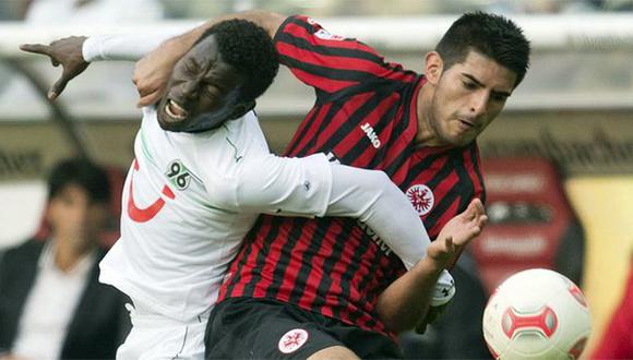Carlos Zambrano no pudo evitar que el Eintracht Frankfurt perdiera el invicto de su valla. (AP)