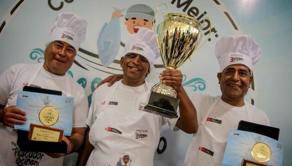 Jorge Holguín levanta el trofeo como Mejor Cocinero 2016 en el concurso "A Comer Pescado" (Ministerio de la Producción).