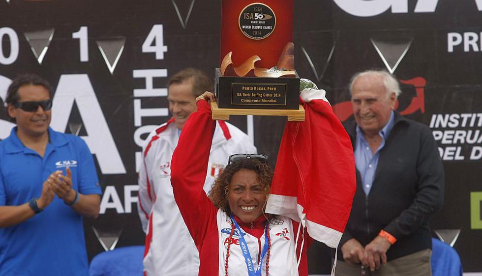 La peruana Analí Gómez ganó la medalla de oro del Mundial de Surf Claro ISA 2014. (Roberto Cáceres)