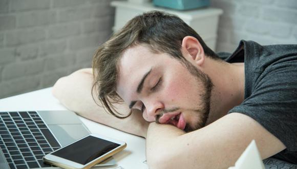 Dormir en el trabajo puede ser motivo de despido y de no reposición laboral. (Getty)