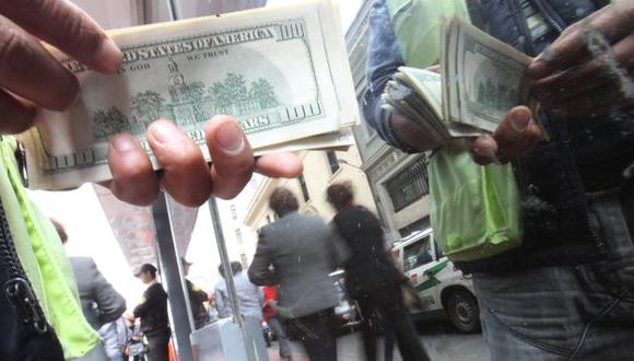 PEOR NIVEL. El dólar cierra el peor año de cotización, y en 2013 podría caer a S/.2.45. (USI)